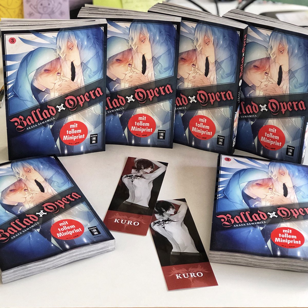 kathi_ema's tweet photo. Schaut mal, was gerade druckfrisch bei uns angekommen ist. 😍❤️ Wer wartet schon sehnsüchtig auf die Fortsetzung?? 🙋🏻♀️ #balladopera #samamiyaakaza #akazasamamiya #kuro https://t.co/BM4HfKUgjO
