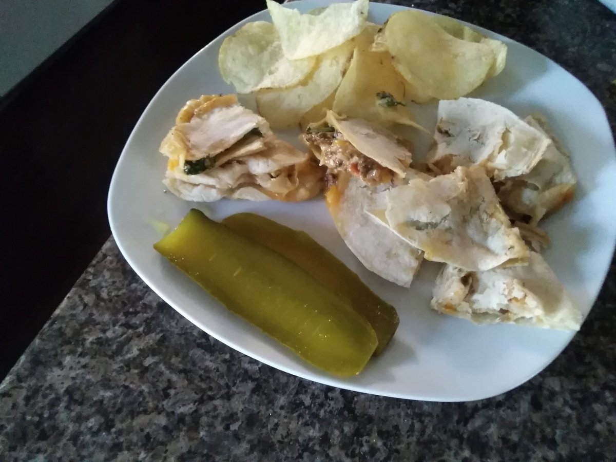 GlutenIsDaDevil's tweet photo. #quesadilla #celiaclife #potatochips #glutenfree #pickles #glutenfreelife https://t.co/xF50tR8SOM