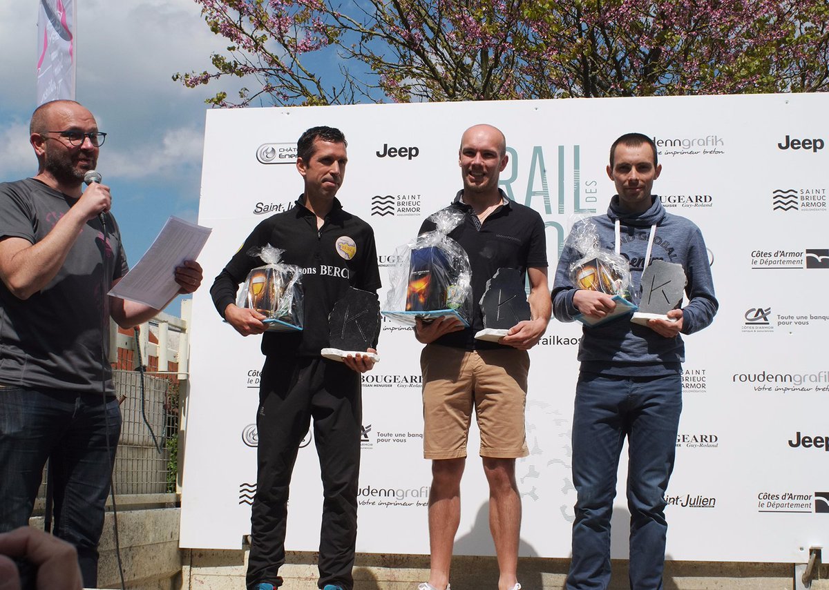 trailkaos's tweet photo. Le podium du #Trail 25 km masculin avec Julien Saliou, Christophe Le Fevre et Matthias Fouquet. Super Bravo ! 🤩🏆 #trailrunning 
Et la photo de récompense de la Saint-Julien Team Running ;-) https://t.co/1Ii6ghW2zA