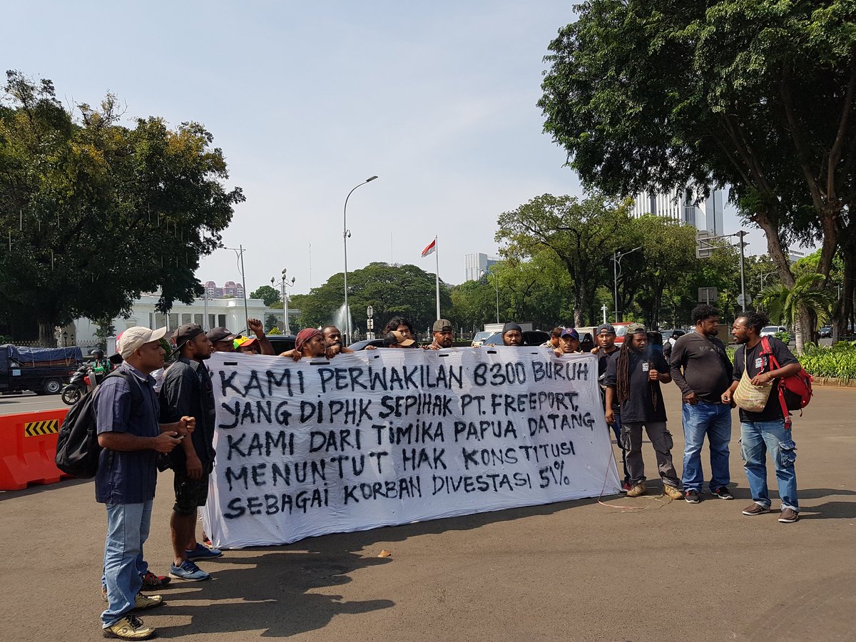 EchyPapua's tweet photo. Hari ini 13 may 2019 #DiseberangIstana  kami #Korbanphkfreeport dtng menagih janji pbk presiden @jokowi jgn abaikan kami
@jokowi 
@GeneralMoeldoko 
@hanifdhakiri 
@dedeyusuf_1 
@Fahrihamzah 
@lokataru_id 
@LIPSedane
#buruhmokerptfreeport 
#BuruhIndonesia 
#Lbhpapua
#Kontrapapua https://t.co/7ryJCtGsOh