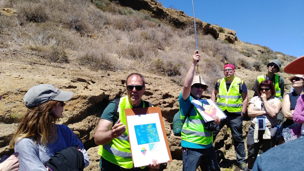 mupal_alpuente's tweet image. Estuvimos aprendiendo sobre los distintos edificios volcánicos, su origen a partir de un abombamiento de la litosfera, edad, los distintos episodios, tipos de rocas y geoquímica...
#basanitas #fonolitas #lapilli 
Qué ganas de que llegue la edición del 2020 🤗🤗
#Geolodia19