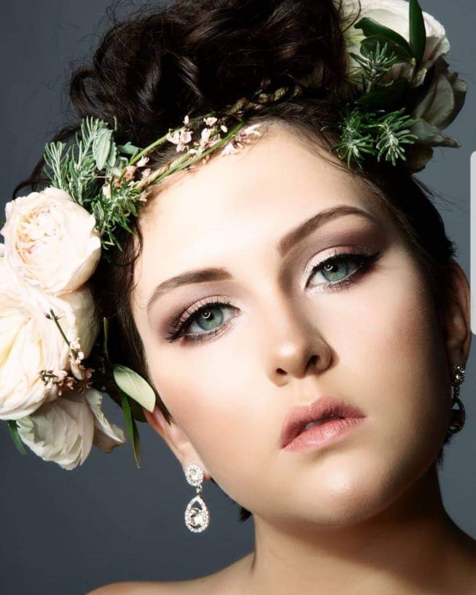 ValentiMakeup's tweet photo. Concealer before or after? That is the question... An FAQ I often hear is when to actually use concealer. It's a good question. https://t.co/Ll0ghYQnyO https://t.co/phNdkmvKTc