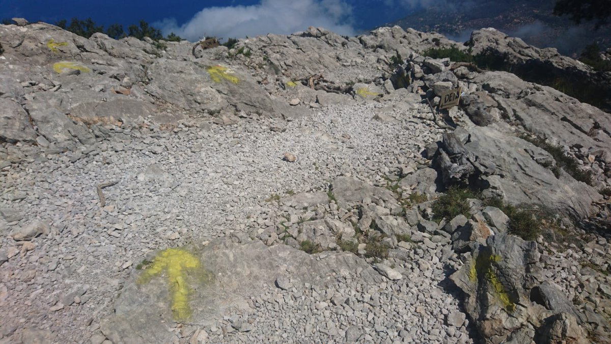 AgentsMediAmbIB's tweet photo. Continuen les  pintades als espais naturals protegits. Aquests darrers dies hem rebut denúncies de dues noves agressions al camí de sa Pedra de s'Ase i cingles de Son Rullan al #pnserratramuntana https://t.co/6walWRYiKJ