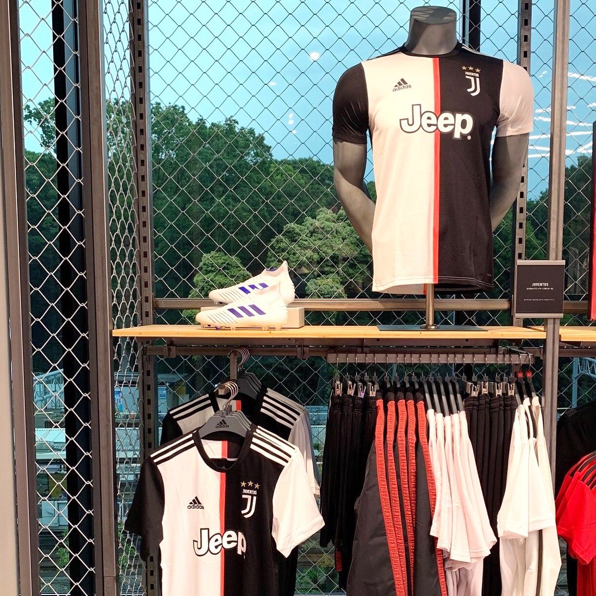 サッカーショップkamo 19 ユベントス ホームユニフォーム原宿店先行発売中 Kamo Soccer Shop Kamo Adidas Jersey Juventus Juve Uniform Harajuku Football サッカーショップkamo サッカーショップ加茂 アディダス サッカー ユベントス