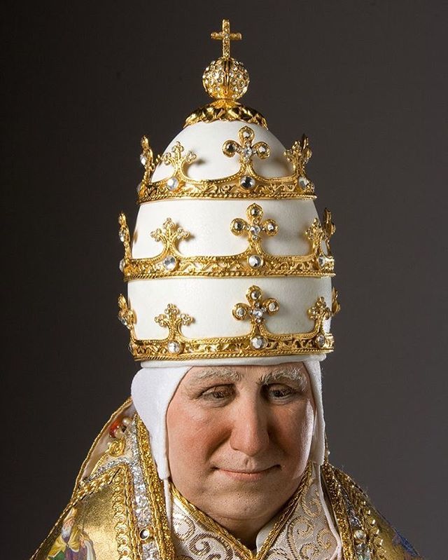 корона папы. корона папы. корона папы. папская митра головной убор. корона папы.