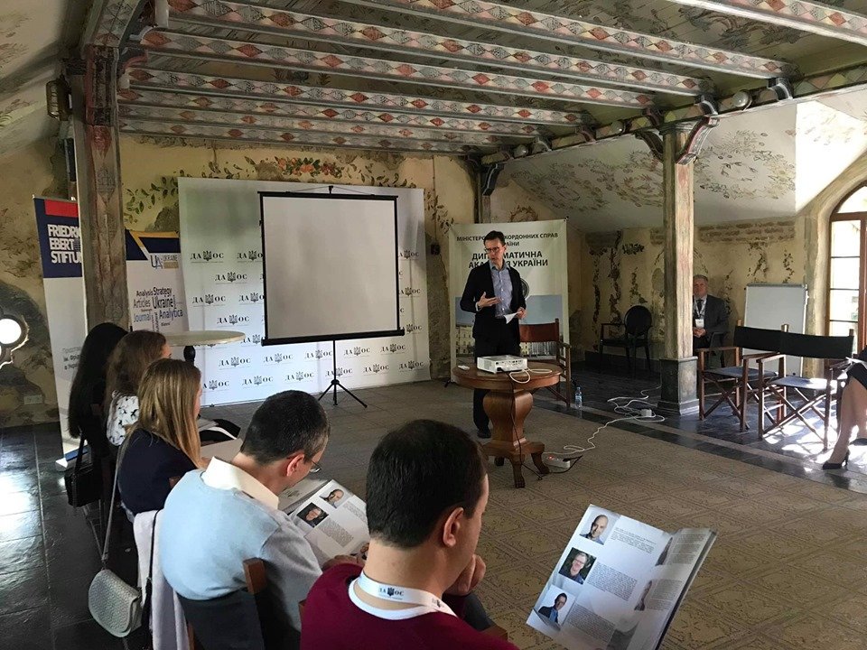 DipAcademyUA's tweet photo. #DAOS_3. Day 2.
Our keynote speaker today-Nigel Gould Davies, Associate Fellow at the Chatham House, Russia and Eurasia Programme, project director in the Strategy Unit of the Policy Planning Directorate. Great discussion on the world politics under transition, 🇷🇺🇨🇳🇺🇸 & #Brexit https://t.co/sB5DUMqQHg