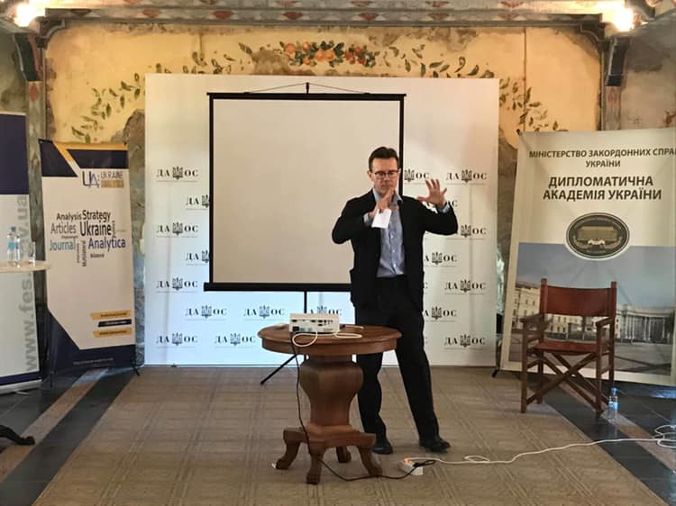 DipAcademyUA's tweet photo. #DAOS_3. Day 2.
Our keynote speaker today-Nigel Gould Davies, Associate Fellow at the Chatham House, Russia and Eurasia Programme, project director in the Strategy Unit of the Policy Planning Directorate. Great discussion on the world politics under transition, 🇷🇺🇨🇳🇺🇸 & #Brexit https://t.co/sB5DUMqQHg