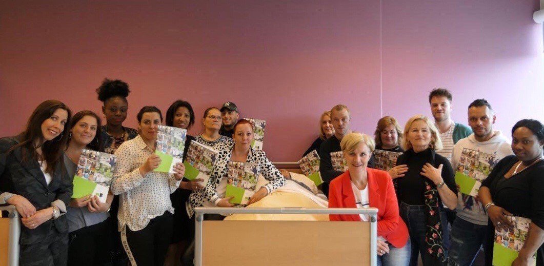 Donderdag 9 mei startten 15 werkzoekenden met de 1,5 jarige mbo-2 opleiding Helpende Zorg en Welzijn. Dit project is een initiatief van MVO Solutions, WerkBedrijf Rijk van Nijmegen en ROC Nijmegen. 
We wensen de kandidaten veel succes met de opleiding!
