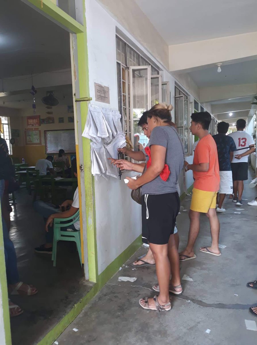 manila_today's tweet photo. Few voters at Angono Elementary School two hours before the voting ends. #PHelection2019 Photo by Gabriela Baron https://t.co/ELlGVhqfTa