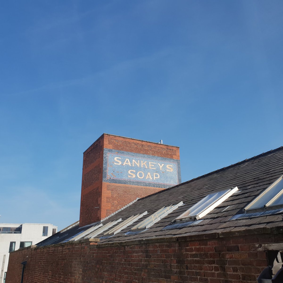 hellomaybern's tweet photo. Happy Monday from Maybern at @beehive_lofts 👋🏻 #nofilter #sunshine #manchester #bestcity #beehivemill #beehivelofts #smallbusiness #shoplocal #mondaymotivation #sankeys #ancoats https://t.co/ObaWZaqFLq