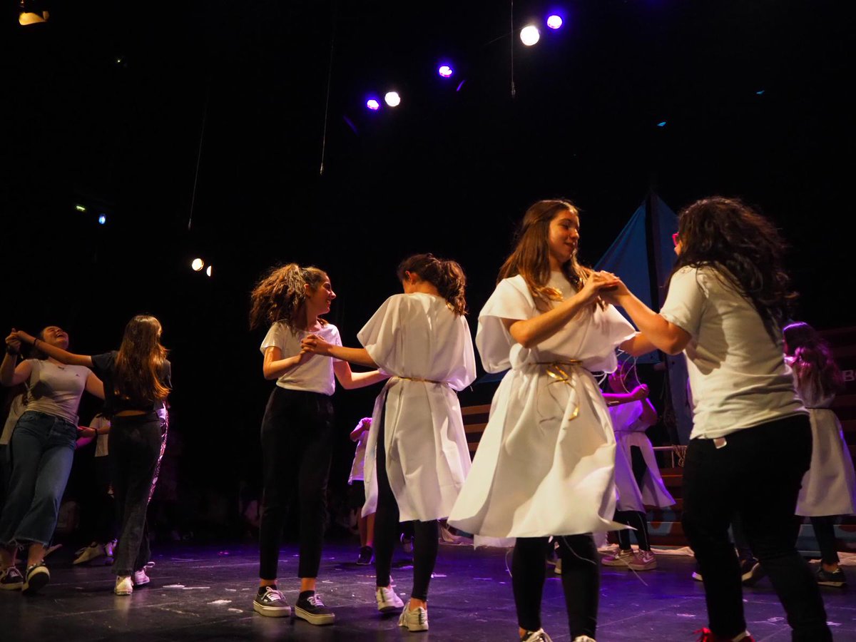 momanewschool's tweet photo. En aquest musical us heu superat, alumnes de MoMa! Us hi heu esforçat al màxim, ho heu donat tot i heu demostrat a tothom que amb il•lusió, motivació i dedicació ho podeu aconseguir tot! Tots els profes estem molt orgullosos de vosaltres! https://t.co/lGggaBwC5k https://t.co/sT1eq6bCTT