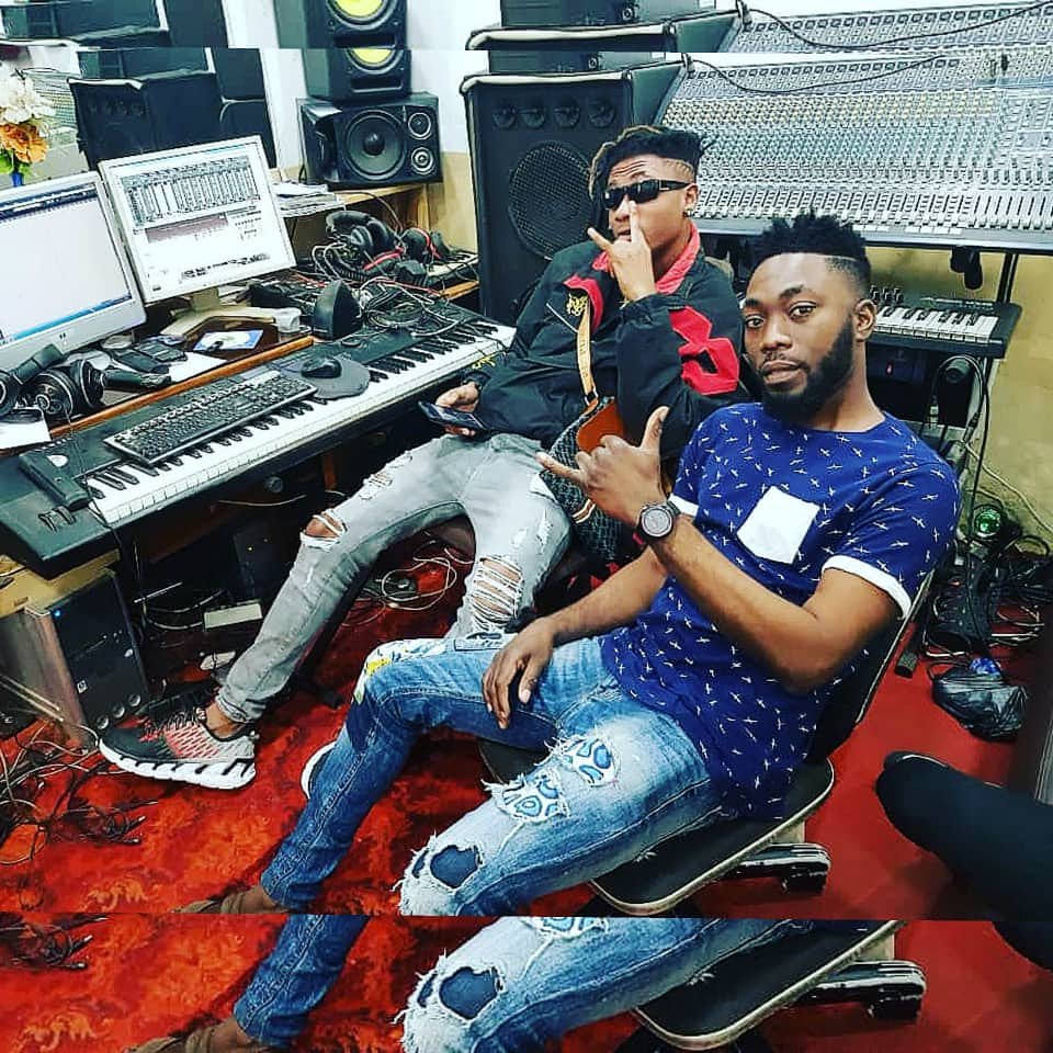 il s'appele @ace_snowflakes togolais nigerian auteur des tubes 
#WantYourLove et #Zango , le new vibez afro beat Togo

 @mickel_dj X @ace_snowflakes

👉youtu.be/TQLy8LJR60U

#SnowFlakes
#DjMickelBeats
#ElFuego
#FiaBazooka
#SnowFlakes_Vibes
#BwadManFlakes
#GunByKatta