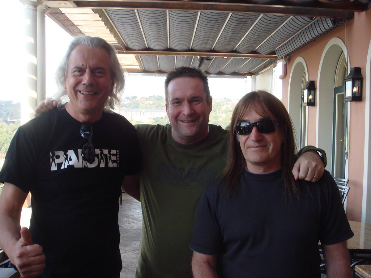 Dave Hammond Chats to Uriah Heep band members Trevor Bolder and Phil Lanzon. 

Click the link below to listen to the interview ⬇️

m.youtube.com/watch?v=cfCSwX…