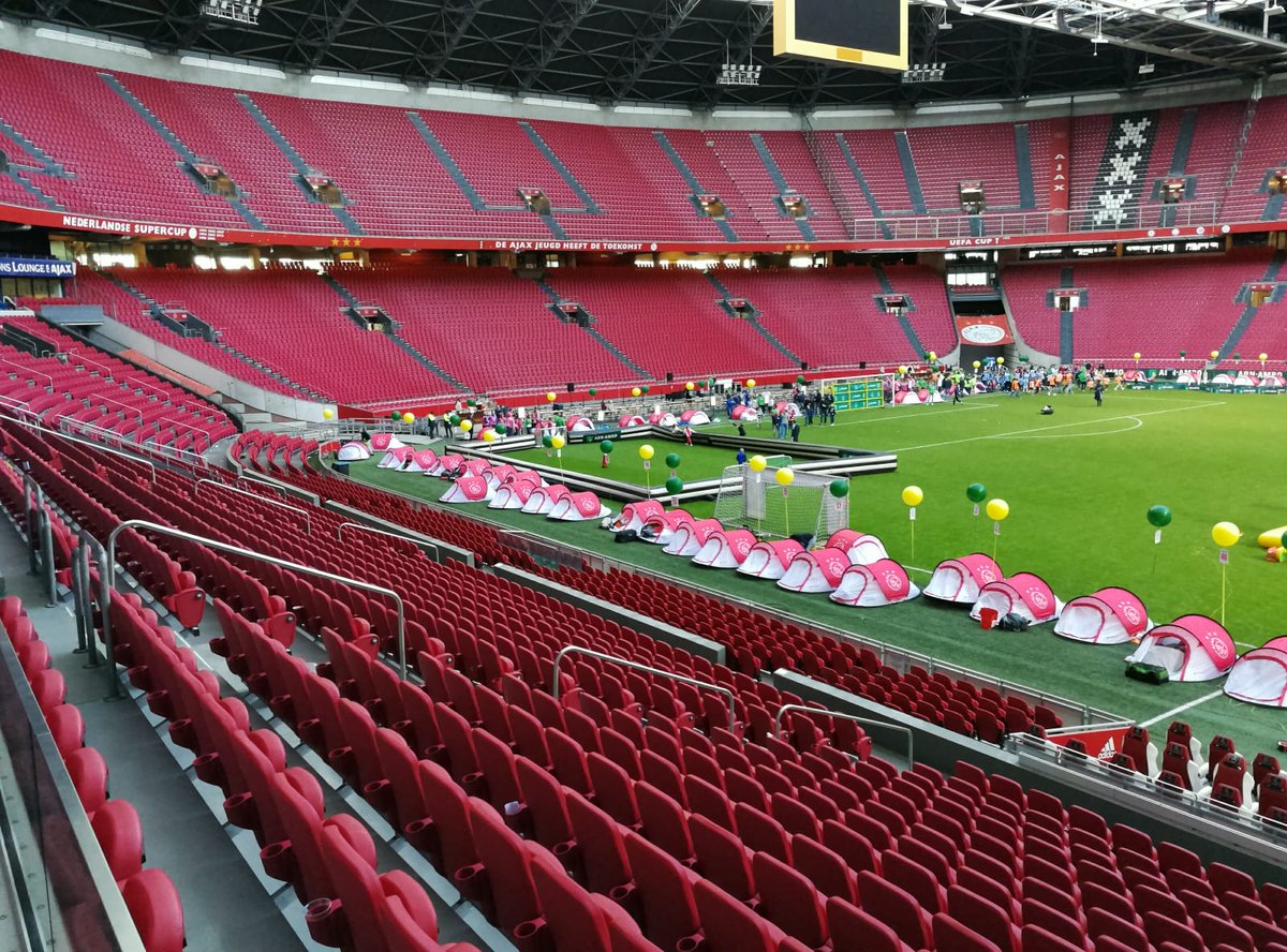 Na de (officieuze) kampioenswedstrijd van Ajax mochten de kids van de @ABNAMRO ChampCamp in een tentje overnachten op het veld van de Johan Cruijff ArenA. Een onvergetelijke dag voor deze bofkonten! ๐