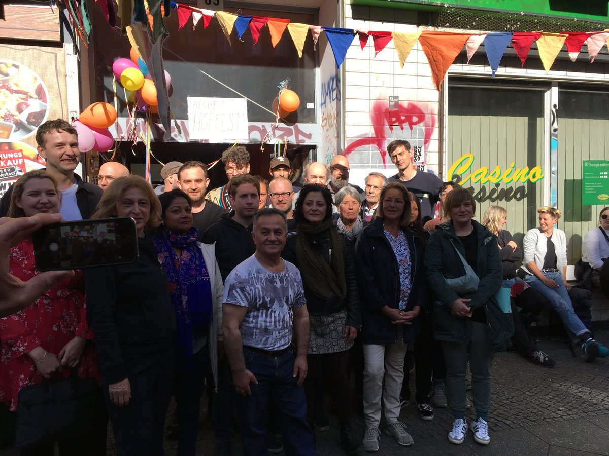 Ein paar Impressionen von unserem Hoffest. Wir sind immer noch total überwältigt von so viel Unterstützung!
#fun4vorverkauf #Mietenwahnsinn #wirbleibenalle
@KuehniKev <a href="/martinhikel/">Martin Hikel</a> @BoeckerMda <a href="/CanselK/">Cansel Kiziltepe</a> @gaby_gottwald <a href="/Sander11_11a/">Sander11_11a</a> <a href="/Box32B/">BOX32BLEIBT</a> <a href="/else75bleibt/">Else75</a> <a href="/hobrecht59/">Hobrecht59</a> <a href="/Schoeneweider20/">Schöneweider20 e.V.</a>