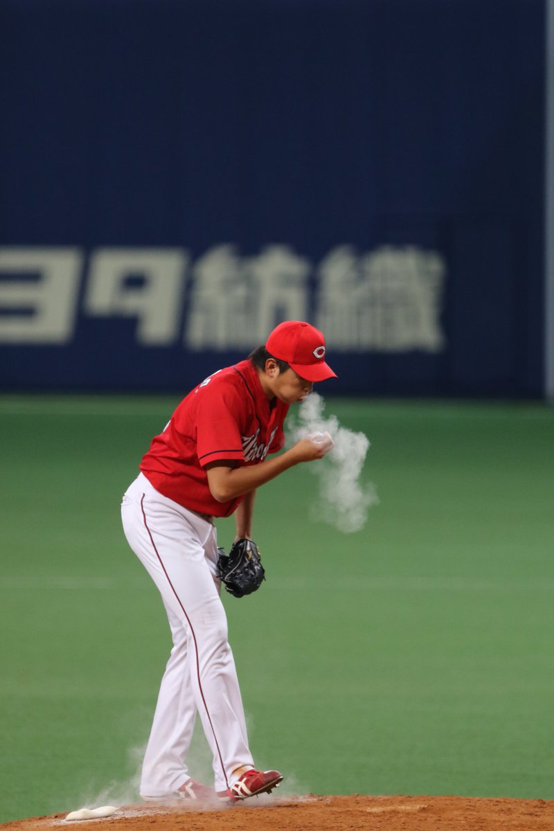kyotocarp26's tweet photo. ふーっ
#投手がロジンバッグに触れたり煙を上げたりする写真のタグ https://t.co/XpOiEK2QNa