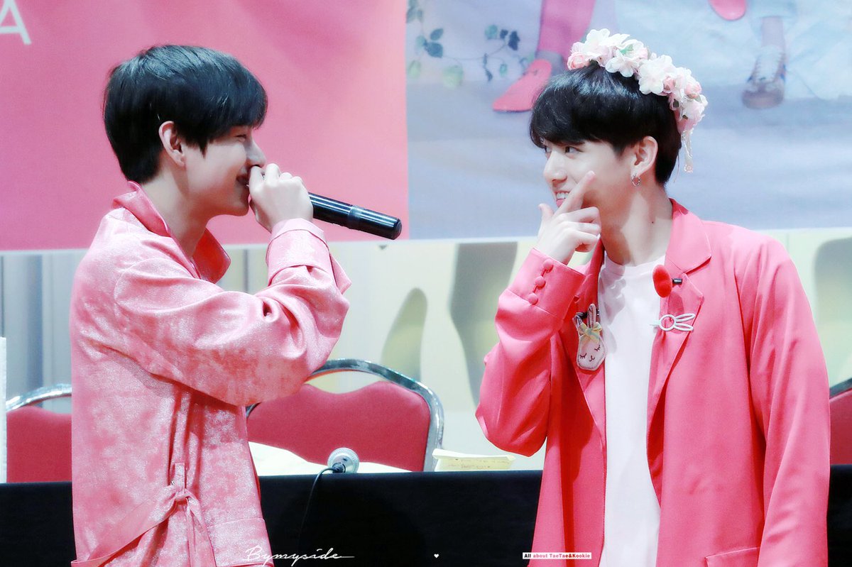 moonchildkingV's tweet photo. 2019/04/27 #SoundWaveFansign #BTS #태형 #뷔 #V #BTSV #Taehyung @BTS_twt 💜 https://t.co/CQMNDtk97v