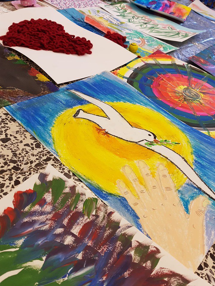 ContraCancerIB's tweet photo. Hoy hemos clausurado el taller de creatividad y desarrollo personal a través del arte 🖌🎨

Hemos aprendido a expresar las emociones y a mejorar la comunicación 💚💚

📸😍Os dejamos una muestra de los dibujos realizados!
#Arte #Emociones #AECC #Sentimientos https://t.co/QjaWzLbIIu