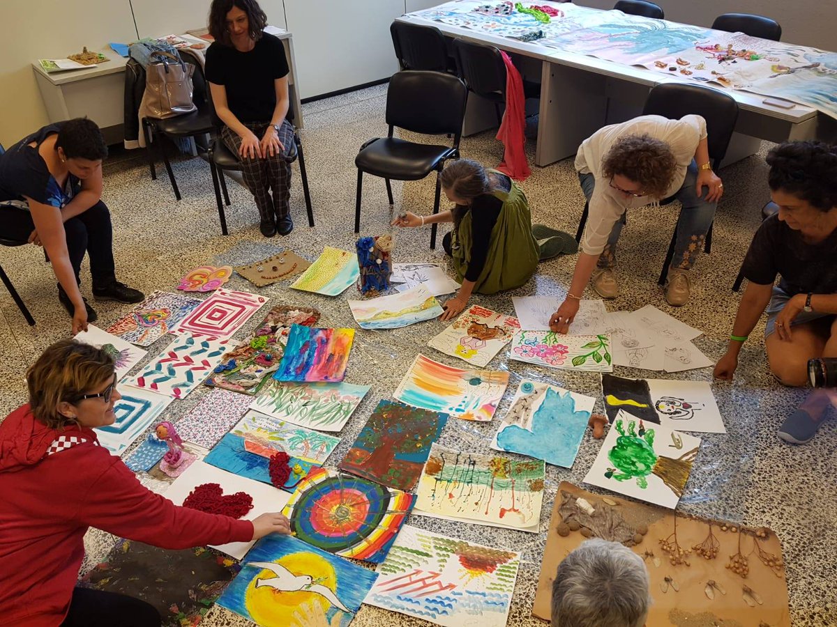 ContraCancerIB's tweet photo. Hoy hemos clausurado el taller de creatividad y desarrollo personal a través del arte 🖌🎨

Hemos aprendido a expresar las emociones y a mejorar la comunicación 💚💚

📸😍Os dejamos una muestra de los dibujos realizados!
#Arte #Emociones #AECC #Sentimientos https://t.co/QjaWzLbIIu