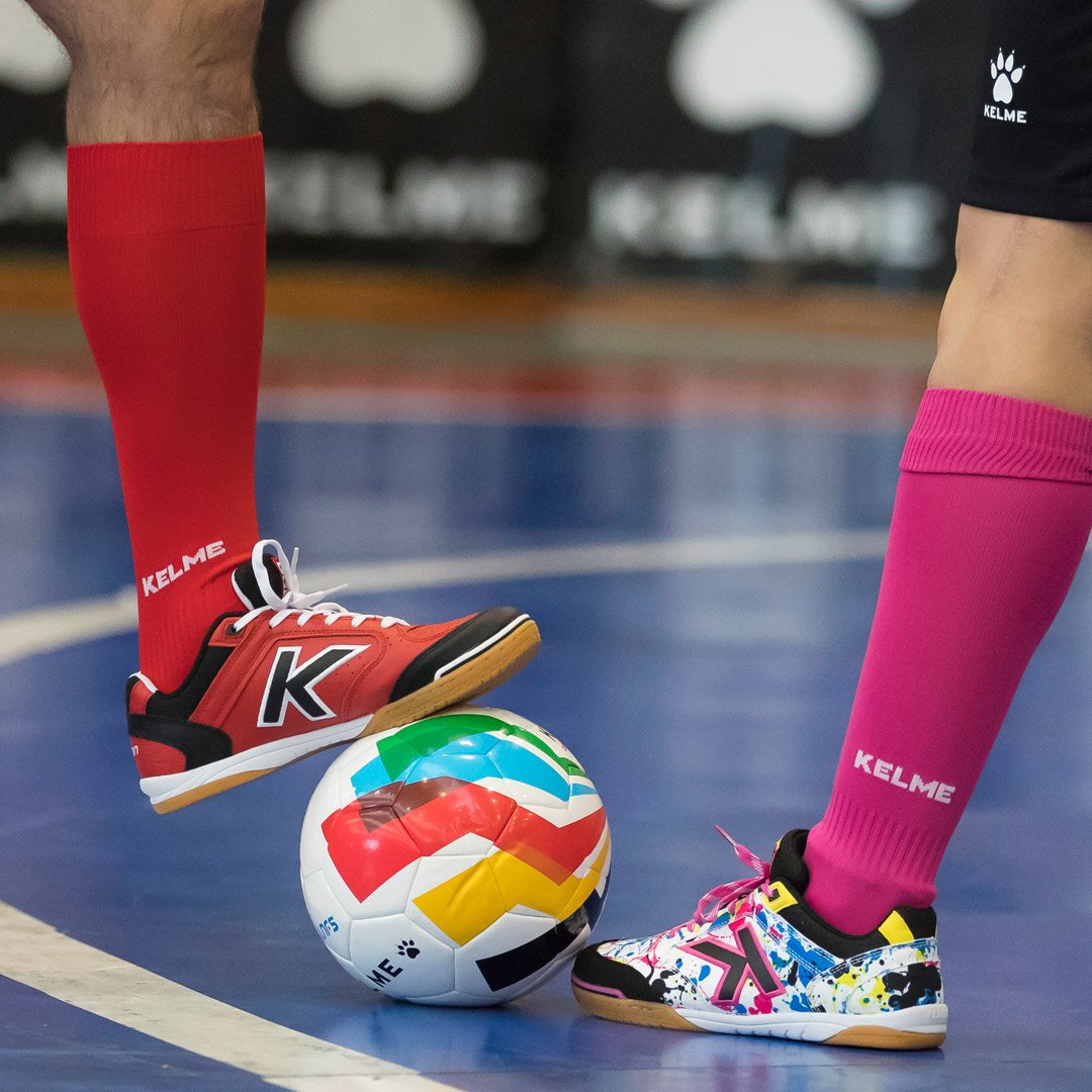 Kelmesports's tweet photo. ¡Comenzamos la semana con mucho color! 😍
Disfruta del arte de lucir unas #KELME. 😏
#PrecisionElite #PrecisionArt https://t.co/Dt78DsgPHc