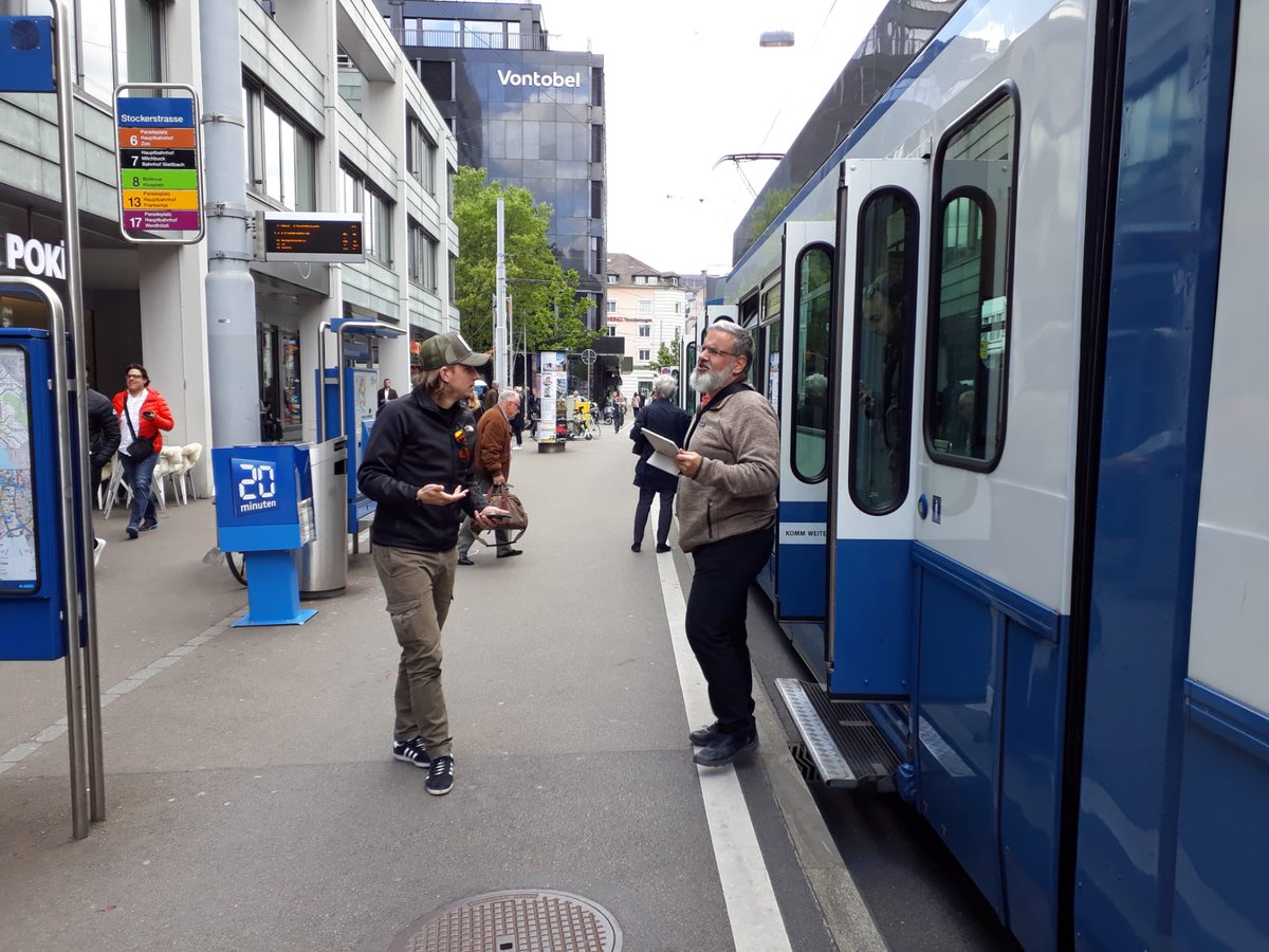 csailer80's tweet photo. Field "study" with student teachers from the @supsi_ch Dipartimento formazione e apprendimento about combining educational content (#opendata) and an educational narrative (#trackingthelion) to foster the learner's motivation. "Ciaccia al Leone di Zurigo" on site #omleth https://t.co/0h67C2CnAr