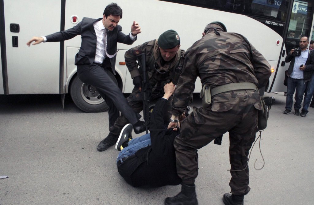 DirenHejar's tweet photo. #Soma
Çekilen acı havada asılı kalmaz ,
Çektirenin başına düşer. Sabret.
Unutmayacağız... https://t.co/RMCBR7CoQw