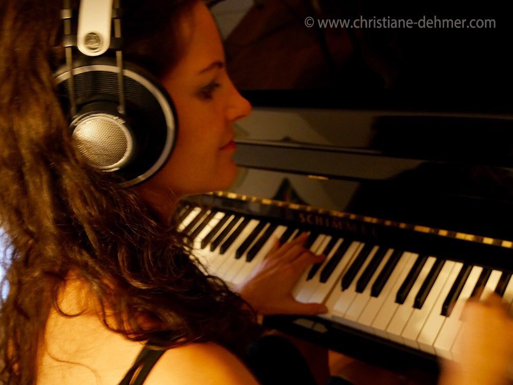 Christiane__De's tweet photo. #Klavieraufnahmen für die 6 Songs der EP „#Zusammen“ sind fertig! Kommt 2019.
#ep_zusammen #ep_together https://t.co/0xXnRZDxwi