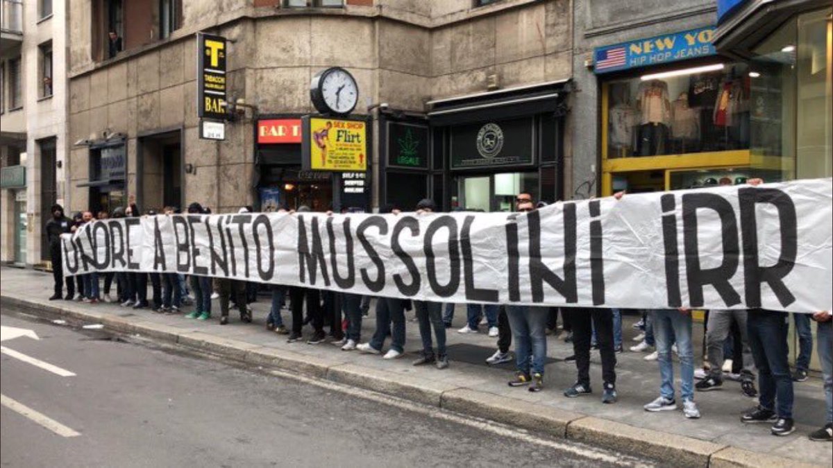 wolfPris's tweet photo. Entrambi gli striscioni sono riferiti a fascisti, uno lo inneggia, l'altro ne prende le distanze.
Uno dei due è stato tolto per ordine della Questura, insieme al diritto di espressione nel pieno della legalità. 

#Brembate https://t.co/CojGjjl23s