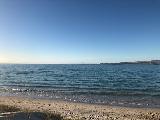 tecolotebeacho1's tweet photo. El Tecolote es una playa que se encuentra a pocos minutos de la ciudad, sobre la carretera a Pichilingue. Son 26 km los que separan éste destino turístico de la ciudad y aún si no cuentas con automóvil propio para salir de la ciudad, existe una línea transporte. https://t.co/4kKF0MIiFn