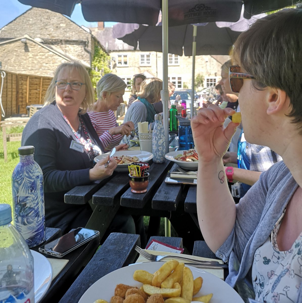 MESHstudyday's tweet image. Lots of networking going on over lunch at our #homebirth #midwife scenarios training day. Warm enough to sit in the pub garden too!