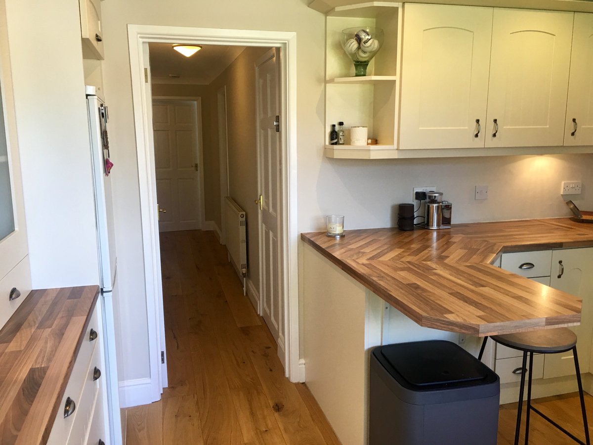 Available from the middle of June, and in fantastic condition throughout. Robert Moy are delighted to offer this large three bedroom chalet bungalow to rent in #Thorpe St Andrew. Please visit our website or call 01603 360126 for more information.

robert-moy.co.uk/spinney-road-t…