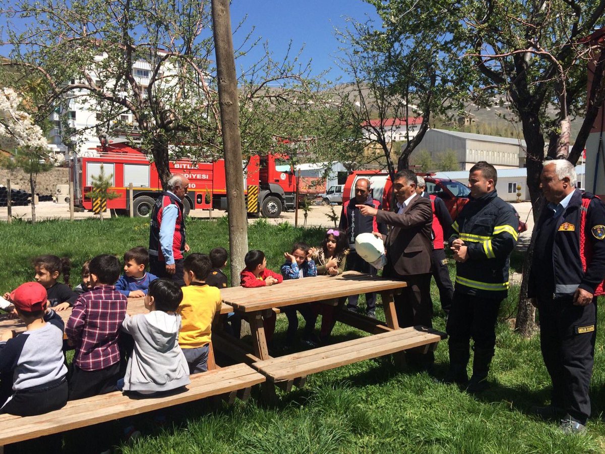 BitlisBld's tweet photo. Minik Öğrenciler İtfaiyeyi Ziyaret Etti

Selahattin Eyyübi Anaokulu sınıf öğrencileri itfaiyeyi ziyaret etti. https://t.co/aM4wucsGe5