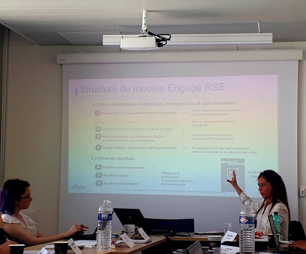 BenPerdreau's tweet photo. #directFS dans le cadre du GT "mesure de la #RSE " de la @PlateformeRSE, @MelodieMerenda présente le modèle #afaq26000 #engagéRSE d' @AFNOR, outil sélectionné par @CoopdeFrance pour son label #cooperative so #responsable #CSR https://t.co/8t6usg3411