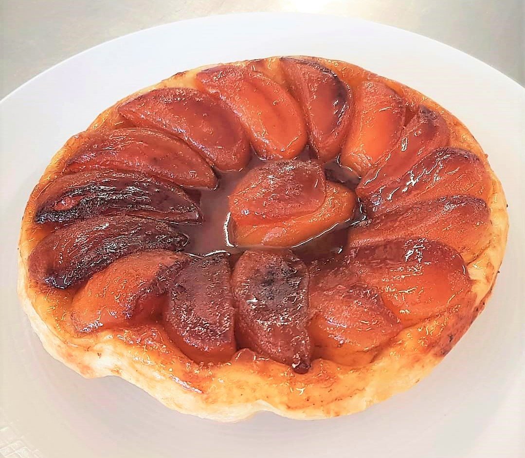 SecretSunLunch's tweet photo. Apple Tarte Tatin with handmade puff pastry. Delicious flaky layers of melt-in-the-mouth butteriness baked with sticky, caramelised apples. Serve with a big glug of proper vanilla custard.
#properpudding #puffpastry #tartetatin https://t.co/WjZifxOo3x