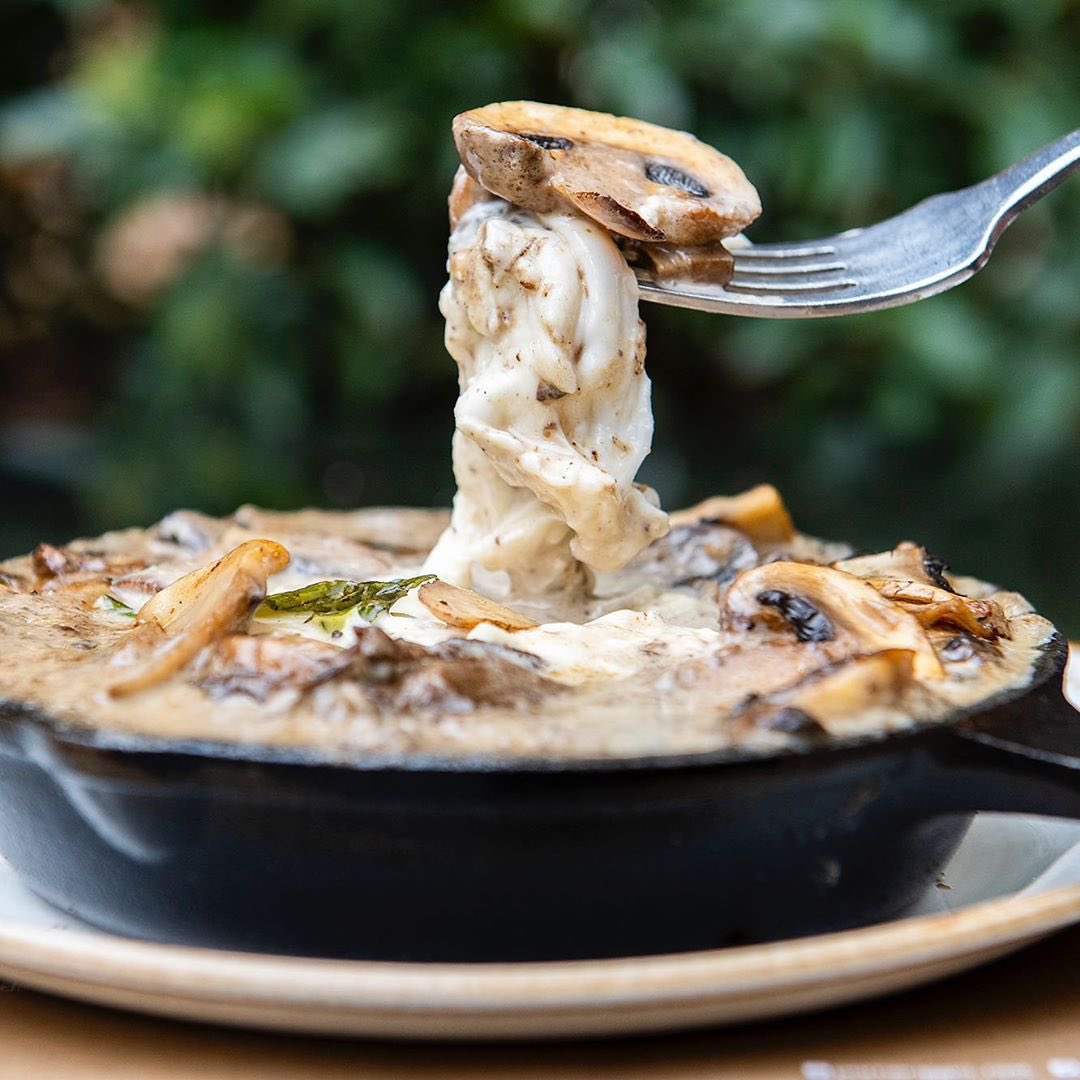 Nuestra “Burrata Fundida” fue uno de los favoritos entre las mamás ayer, así que decidimos hacerle honor a esta delicia! 😋 Gracias a todas las mamás, futuras mamis y a las que quieren ser mamás, por disfrutar este día tan lindo junto a nosotros! 🙏🏽❤️