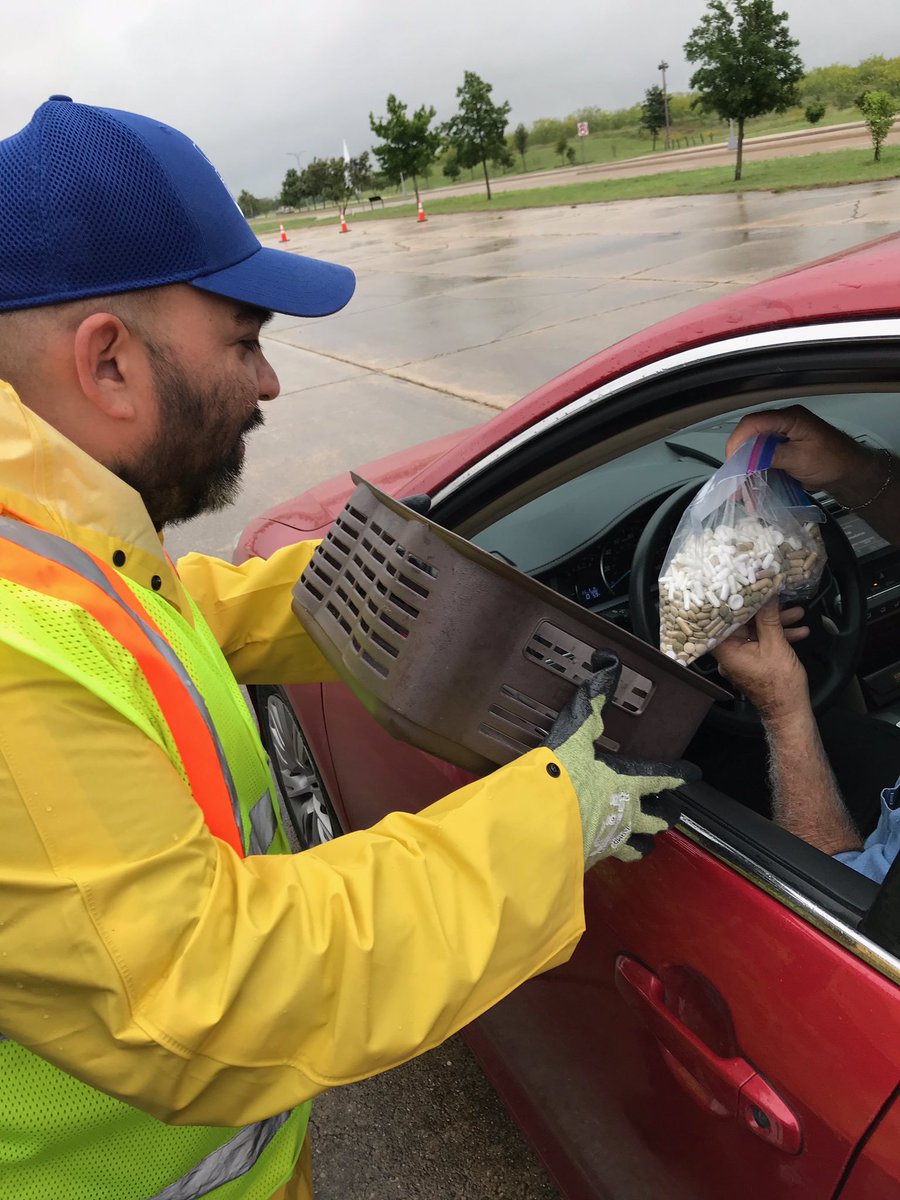 MySAWS's tweet photo. 👏👏Thank you #SATX for participating in #MedDropSA. On Saturday, we collected nearly 2,600 pounds of unused 💊medications. And to date, the program has collected more than 56,000 pounds! #txwater https://t.co/Go9kohEWWV