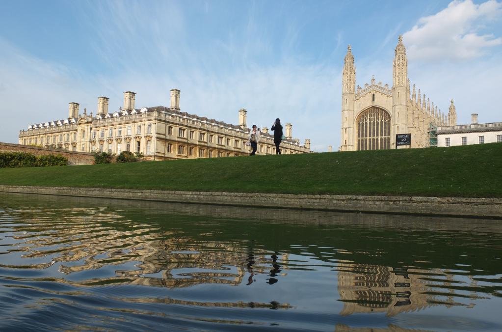 Atlas_S_C's tweet photo. The best way to explore Cambridge is by punt 😍

Filled with history &amp; stunning architecture, it's the perfect place to discover, learn and create.

Don’t miss your chance to study here 👉 https://t.co/NOsZaZS2IE

#summerschool #summer2019 #studyincambridge #cambridgeuniversity https://t.co/BupJipKaRs