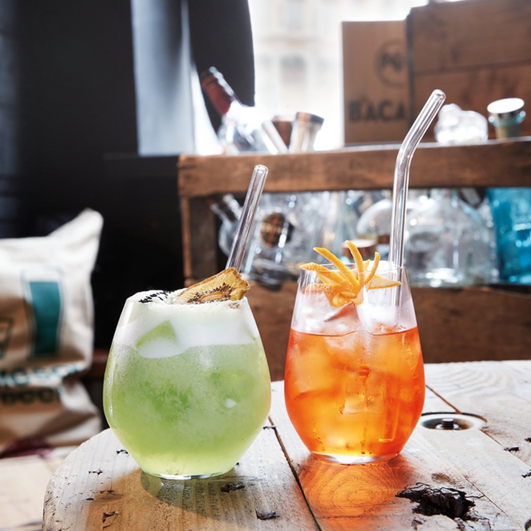 Los cócteles, tan refrescantes como variados, 
nacen en la mente de los bartenders para sorprender a los clientes. Prepara tu carta para esta temporada 🍹