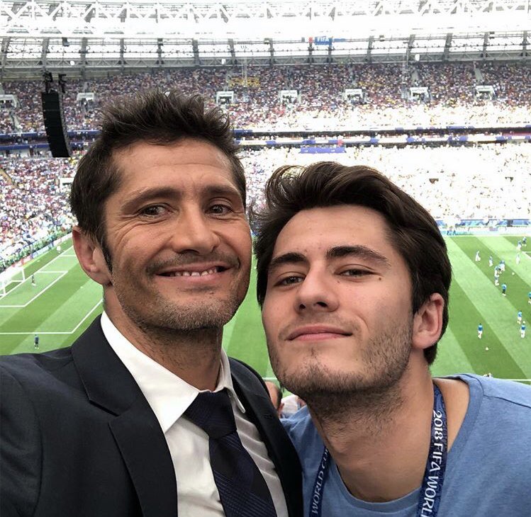 ClemSarlat's tweet photo. .@BixeLizarazu se raconte pendant une heure. Je suis allée chez lui au Pays Basque pour l’interviewer. Fais gaff @gregmargotton tu prends un tire d’entrée 😂 Rdv mercredi sur @LeSpotlightpod https://t.co/Rr7TJVzN1Z