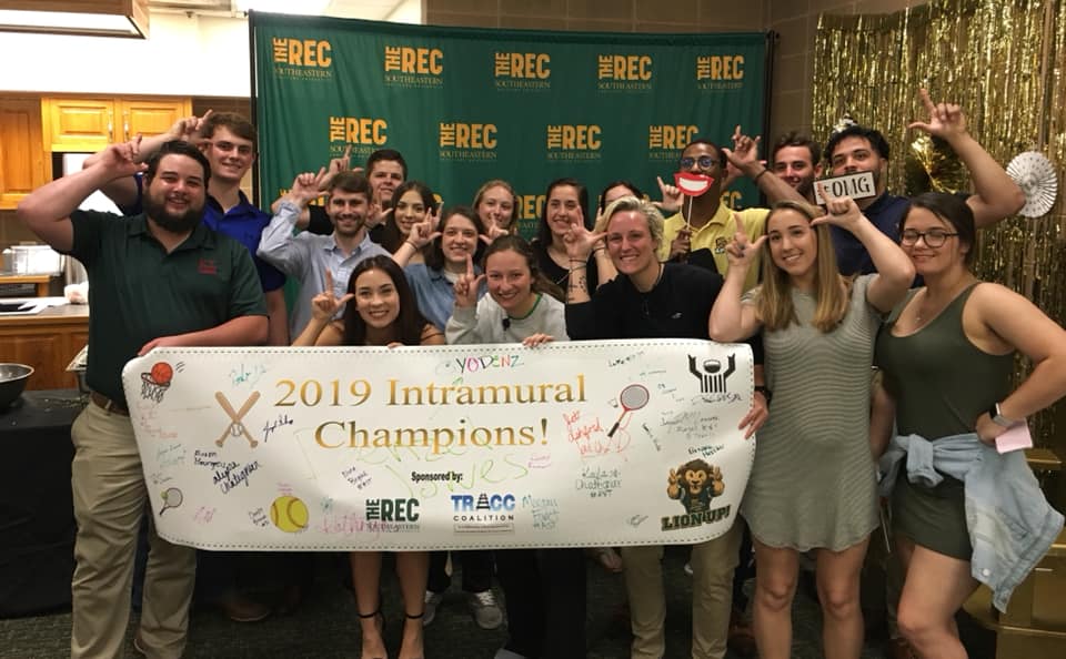 TRACCPREVENTION's tweet photo. The TRACC Coalition partnered with The Rec to recognize the 2019 intramural champions for the first Annual Sober Champions Celebration! A huge thank you to these students for choosing to participate in positive and rewarding activities! https://t.co/PZ0hZm484x