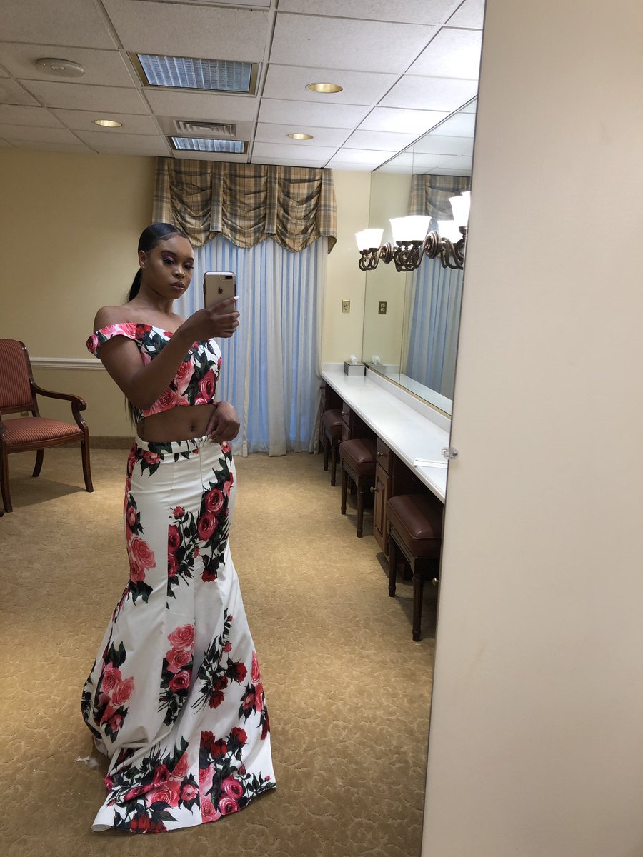 Ms_Ingrams_Math's tweet photo. Eh.... #prom2k19 https://t.co/eBhzISbUjg