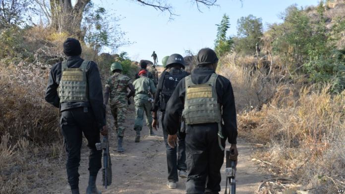 AfroMondes_'s tweet photo. [ #Cameroun ] L'histoire déchirante d'un homme abattu par l'armée et laissé pour mort, racontée par sa sœur #Cameroun #CriseAnglophone #Manfe Lire la suite dans cet article... ►►https://t.co/4IOrx2evOm https://t.co/x0zSUCeFhx