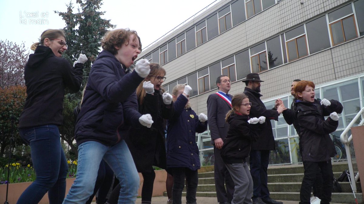 A l’instar de mouvements citoyens qui manifestent pour faire valoir leurs droits, les sourds tentent de se faire entendre pour enfin obtenir l’égalité. Qu’est-ce qui bloque encore et qui les pousse à descendre dans la rue ? Film sur bit.ly/2JfMXtn