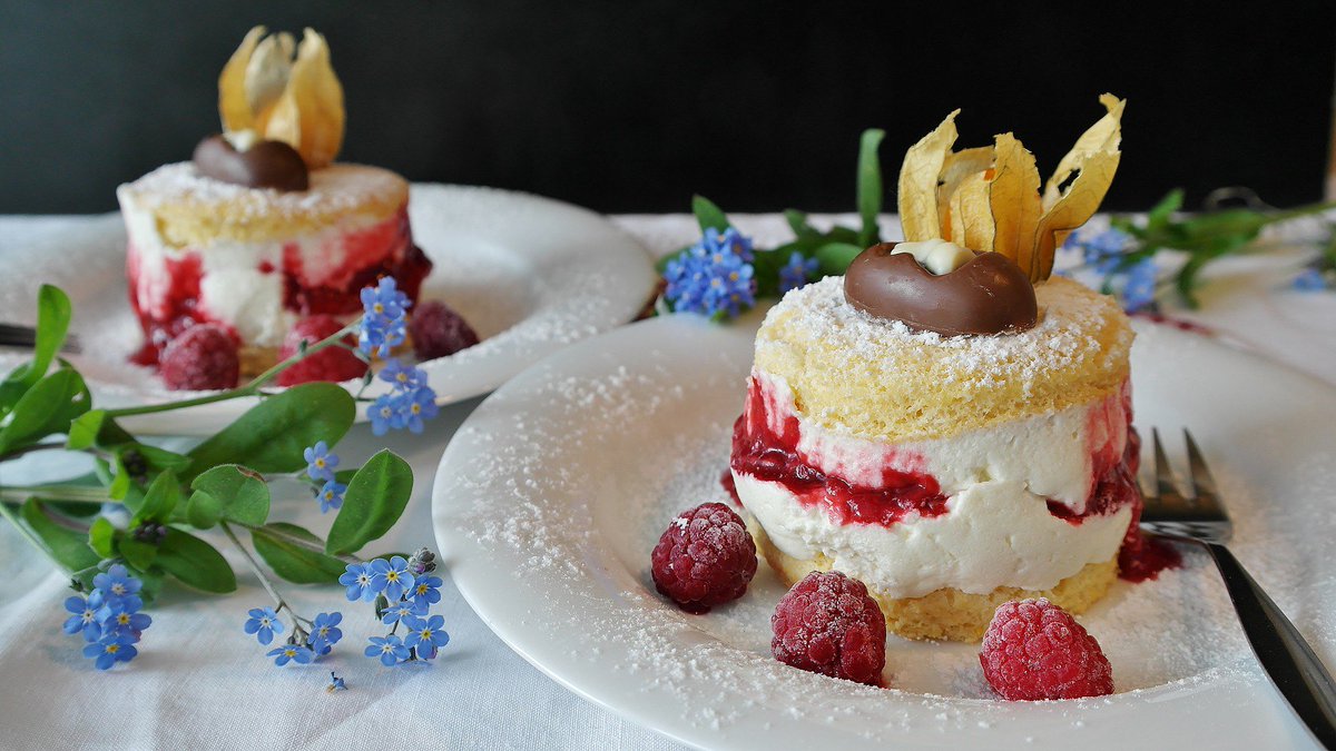 Sponge cake filled with strawberry jam and whipped cream