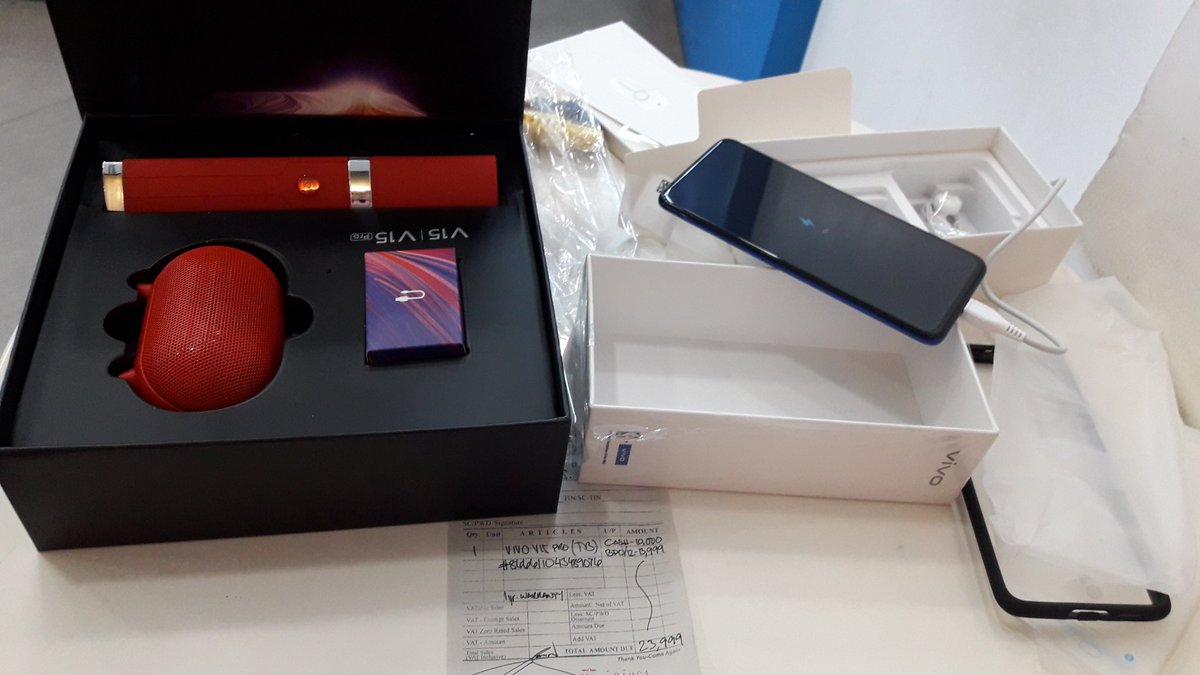 earnestviewer's tweet photo. OMG..! Ang ganda ng @Vivo_Phil V15 Pro, @mainedcm Meng..! Am here in Abreeza Mall, they're still fixing it for me before I could take it home. May free bluetooth &amp; monopod stick.

Waaahhh...

#VivoXMaineRiseUP 
#MaineForVivo 
#MaineMendoza 
#RiseUPFromTheExpected 
#MaineRisesUP https://t.co/7NY7EFApIh
