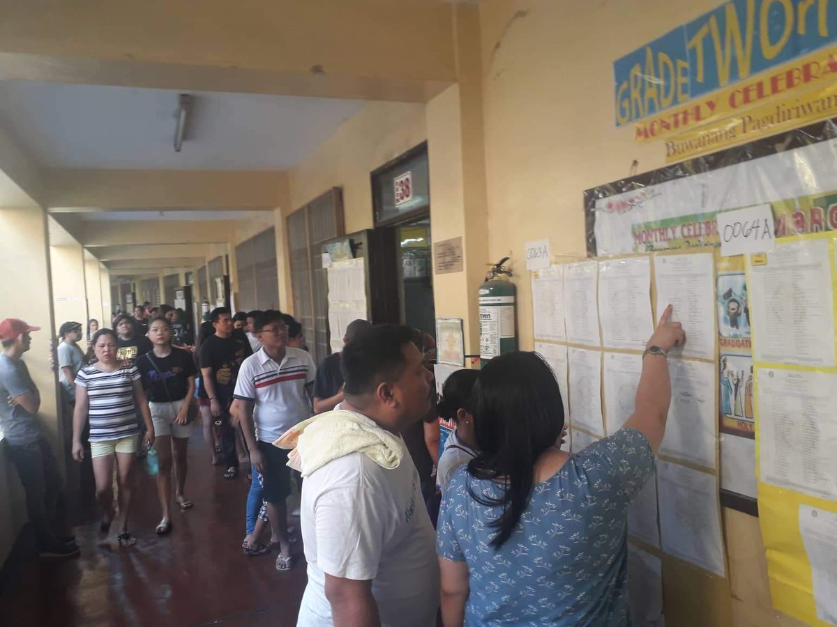 manila_today's tweet photo. Some voters are still looking for their names 5 minutes before the closing of voting here at Andres bonifacio School Mandaluyong. #PHelection2019 photo by Akira Liwanag https://t.co/4Q6K3JOBm1