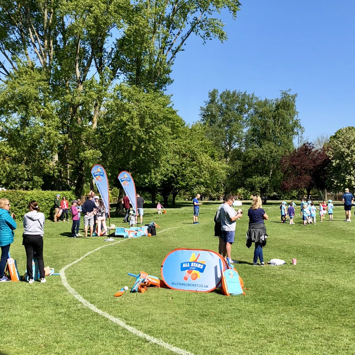 DatchworthCC's tweet photo. What a beautiful day it was to kick off All Stars Cricket yesterday. Such a joy to watch the 70 youngsters growing their love for cricket. 🏏☀️#cricket #developingfuturecricketers #hertfordshirecricket @hertscricket @allstarscricket @DatchSportsClub https://t.co/IVXcbaRZDm