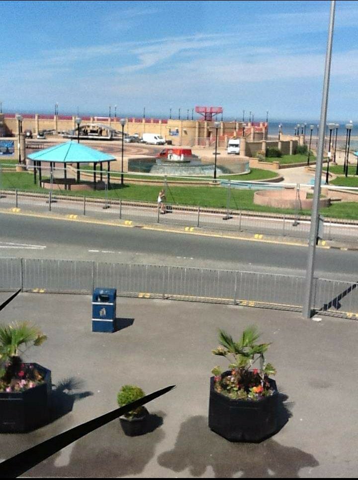 PierHotelRhyl's tweet photo. Beautiful blue skies here in #Rhyl today, book our deluxe rooms for seaviews directly opposite #RhylEventsArena for the best rates book now @oyorooms https://t.co/nEnkPLDfr7 https://t.co/z0cTwixcvr