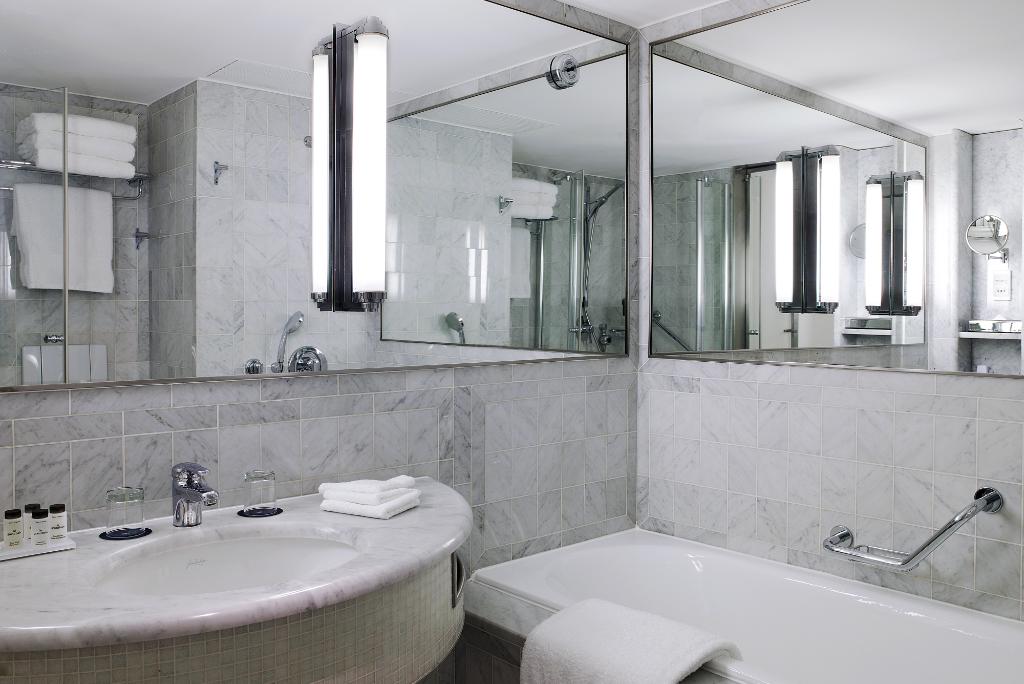 SheratonParis's tweet photo. Besoin de vous rafraîchir entre deux vols ? Réservez une chambre en journée et profitez de nos élégantes salles de bain en marbre ! 🛁
--
Need to freshen up between two flights? Book a room during the day and enjoy our sleek marble bathrooms! 🛁
#sheratonParis #Bathroom #Airport https://t.co/l60NojCjIA