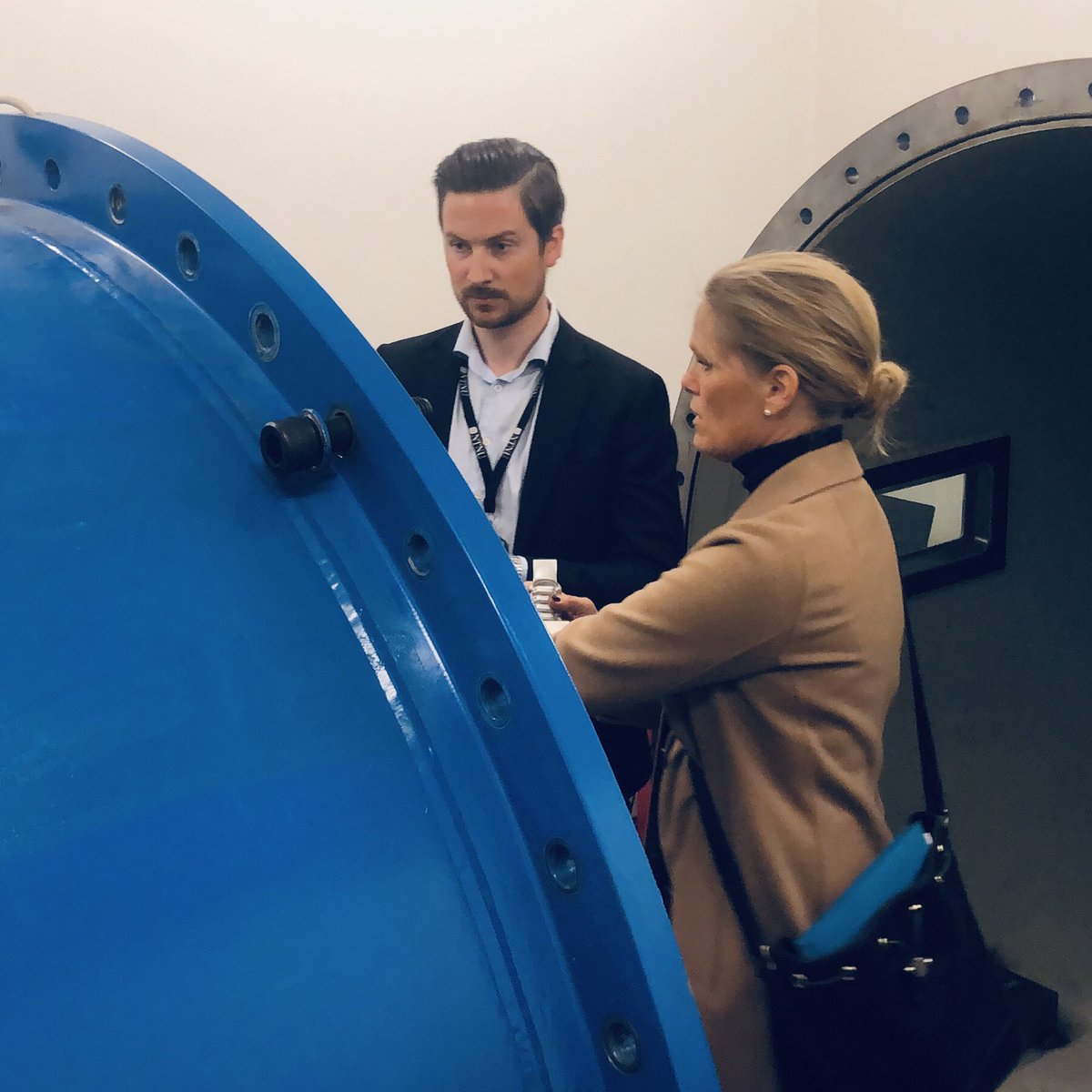 Justisdep's tweet photo. På @NTNU bedrives FoU innen en rekke fag som bidrar til styrket beredskap og samfunnssikkerhet. I dag er samfunnssikkerhetsministeren på besøk for å lære om trygge materialer, kunstig intelligens, IKT-sikkerhet og beredskap til havs @DigitalNtnu @NorwegianOpenAI https://t.co/agCNL9xz2I